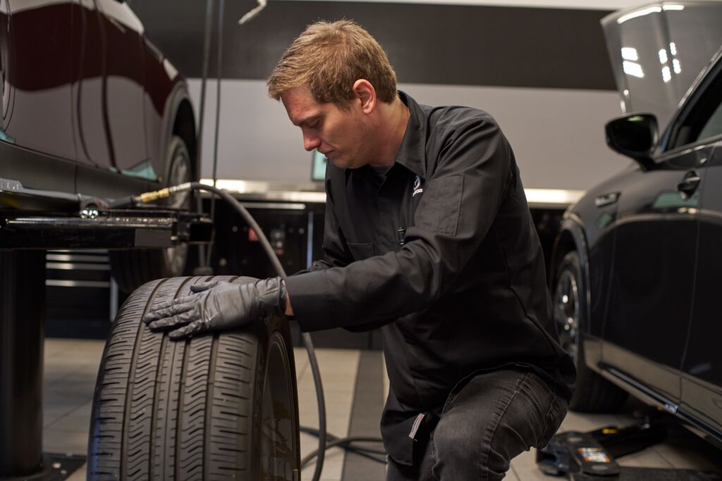 Medium 20231216 Mazda 00513 UU Tech Inspecting Tire